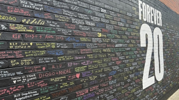 密密麻麻❤️安菲尔德“若塔墙”写满了球迷的悼念：FOREVER 20