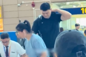 父女同框！姚明携女儿现身上海 15岁姚沁蕾身高1米9